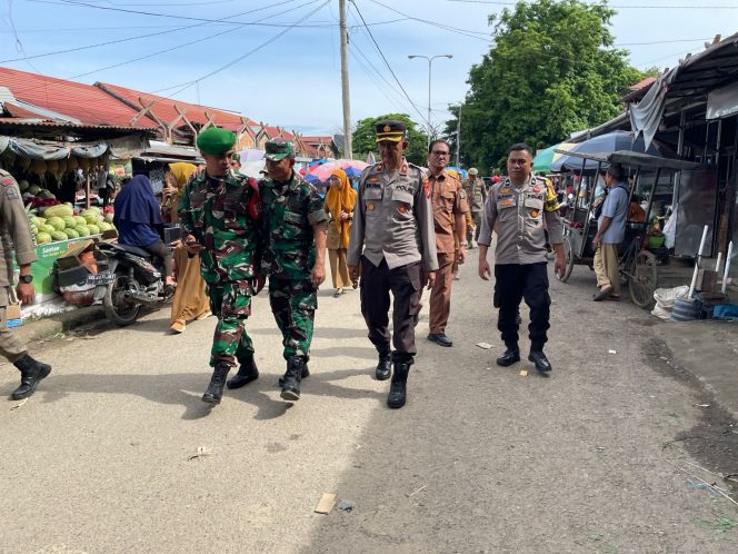 
 Kapolsek Tanete Riattang Hadiri Pemantauan Harga Kebutuhan Pokok di Pasar