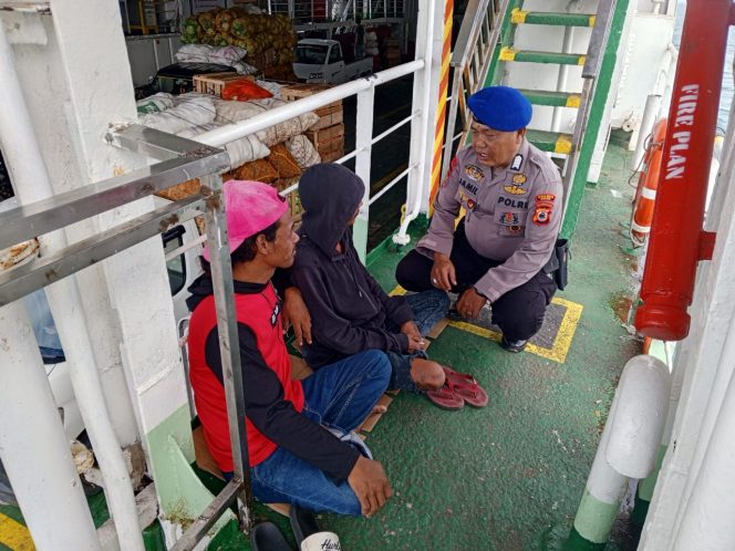 
 Satpolairud Polres Bone Sambangi Penumpang Ferry