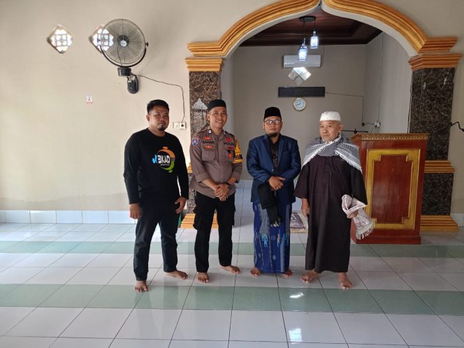 
 Bhabinkamtibmas Polsek Awangpone Mendampingi Da’i Mitra Polri di Masjid Abu Syarifah, Desa Cumpiga, Kecamatan Awangpone