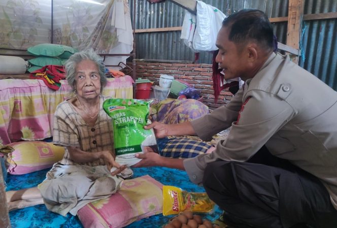 
 ” Jumat Berkah ” Bhabinkamtibmas Polsek Cenrana Berikan Bantuan Sembako Kepada Warga