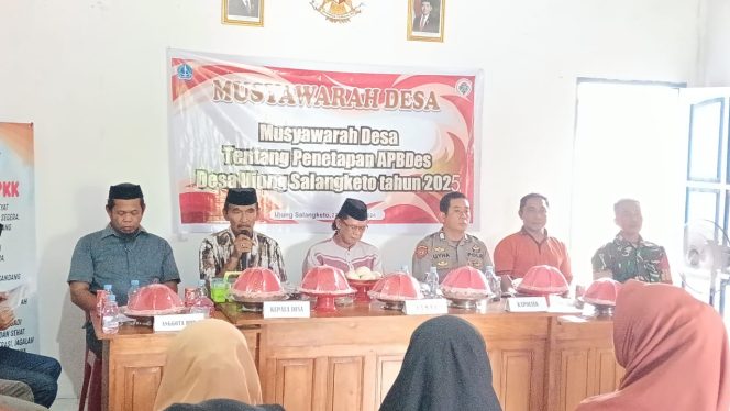 
 Bhabinkamtibmas Polsek Mare Polres Bone, Menghadiri Musyawarah Penetapan Anggaran Pendapatan Dan Belanja Desa ( APBDes ) T.A.2025