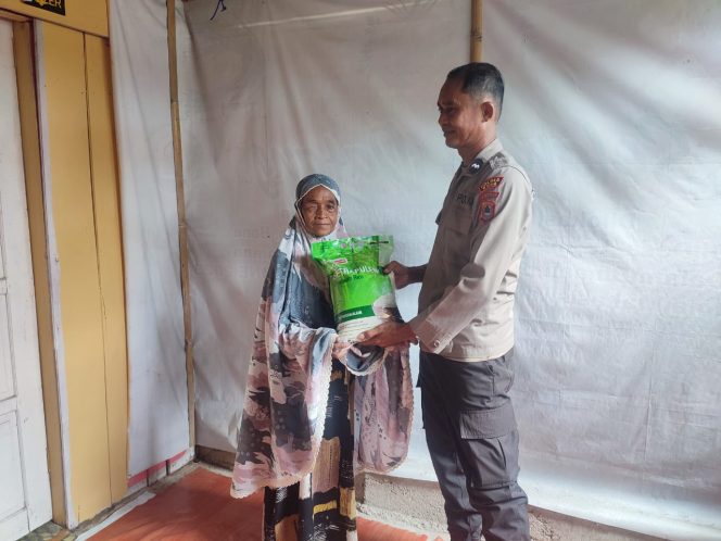 
 Bhabinkamtibmas Polsek Cenrana Berikan Sarana Kontak Kepada Warga