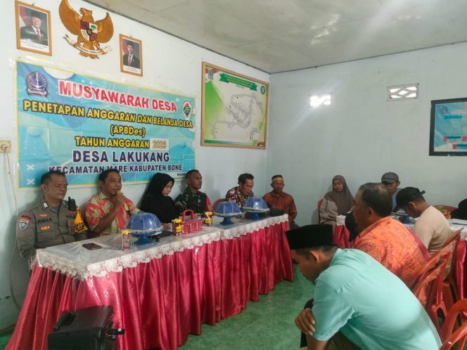 
 Bhabinkamtibmas Polsek Mare Polres Bone, Menghadiri Musyawarah Penetapan Anggaran Pendapatan Dan Belanja Desa ( APBDes ) T.A.2025