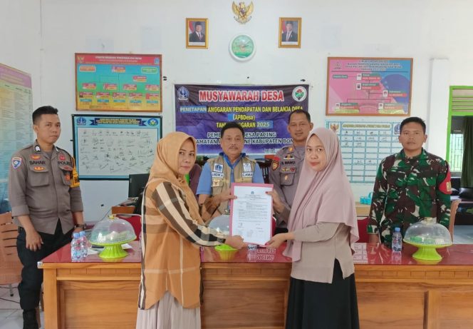 
 Kapolsek Awangpone Menghadiri Gelar Musyawarah Penetapan APBDes Tahun Anggaran 2025 Desa Pacing