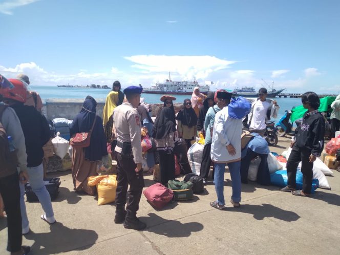 
 Sambangi Penumpang Ferry Yang Sedang Antri, Satpolairud Polres Bone Ingatkan Himbauan Kamtibmas