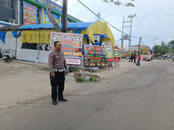 
 Unit Lantas Polsek Tanete Riattang Kawal Kelancaran Giat Opening Hypermart Bone