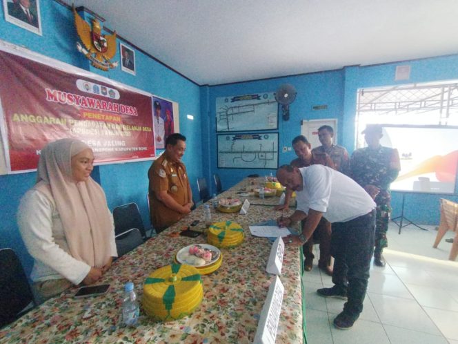 
 Polsek Awangpone Polres Bone Musyawarah Desa Jaling Penetapan APBDes Tahun Anggaran 2025