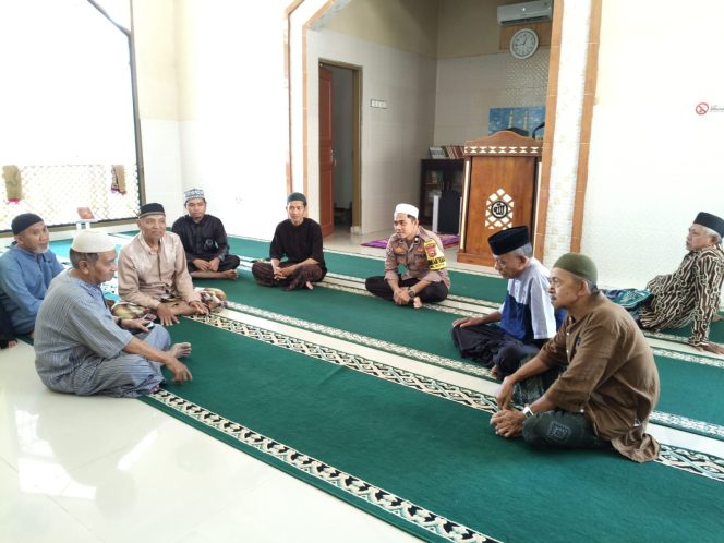 
 Bhabinkamtibmas Polsek Tanete Riattang Berikan Himbauan Kamtibmas di Masjid Ikhlas Al-Athirah