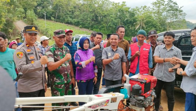 
 DEMI KETAHANAN PANGAN, KAPOLSEK DAMPINGI BUPATI TERPILIH ,POLSEK TONRA, POLRES BONE