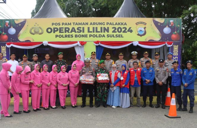 
 Peduli Dengan Sesama, Kapolres Bone bersama Ketua Bhayangkari dan PJU Beri Bingkisan ke Pertugas Pos Ops Lilin