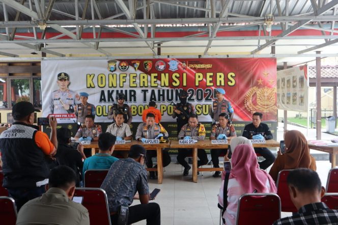 
 Kapolres Bone Gelar Konferensi Pers Akhir Tahun 2024 di Aula Terbuka Mapolres Bone