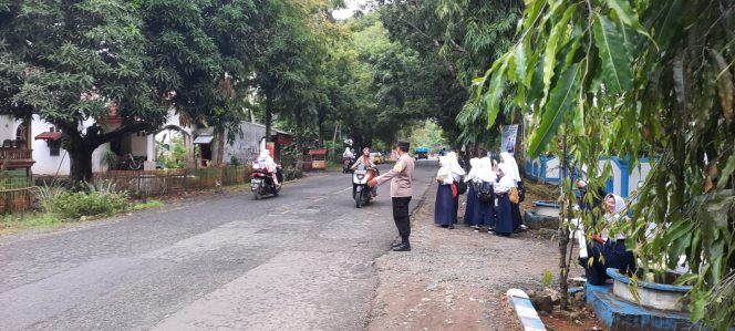 
 Agar Berjalan Aman Dan Lancar Bripka Samsu Alam, S.Sos, Laksanakan PAM Lalin Commander Wish di SMPN 1 Barebbo