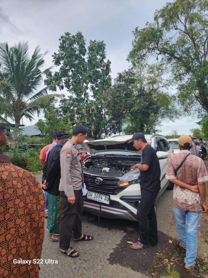 
 Anggota Polsek Barebbo, Aipda H. Karman Tanggap Dalam Menangani Kecelakaan Lalu Lintas di Jalan Poros Bone-Sinjai