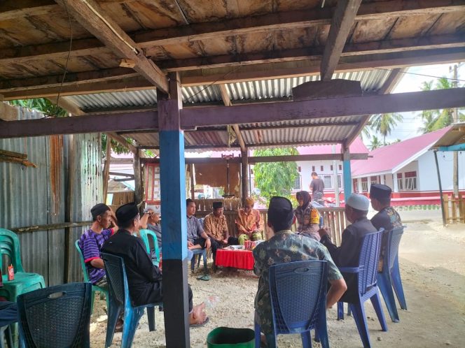 
 Bersama warga saat sambang, ibu Polwan ini bangun kedekatan