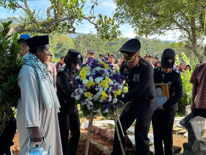 
 Kapolri Berikan Kenaikan Pangkat Anumerta Kepada Bripka Andithya