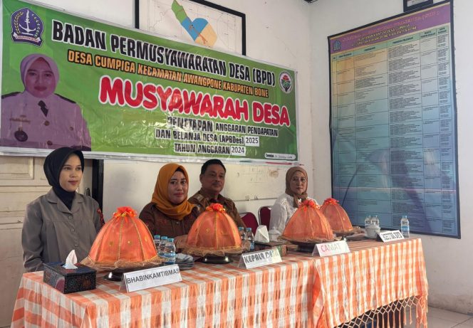 
 Bhabinkamtibmas Polsek Awangpone Musyawarah Desa Penetapan APBDes Tahun 2025 Desa Cumpiga