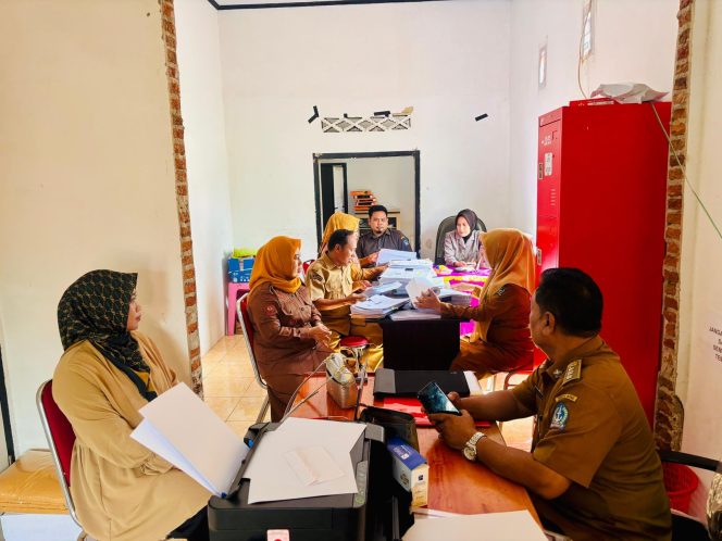 
 Bhabinkamtibmas Polsek Awangpone  Polres Bone Dampingi Tim Monitoring Dana Desa Cumpiga