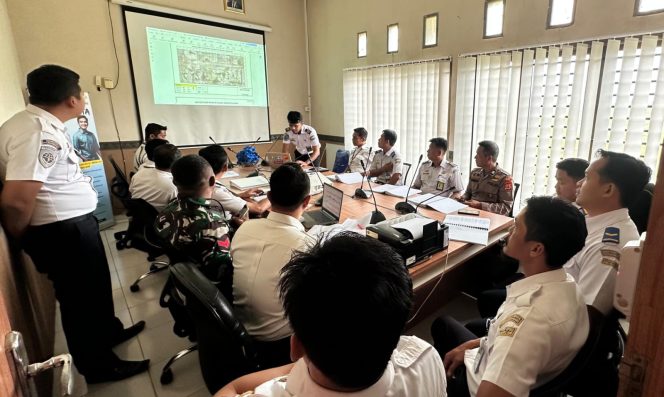 
 Bhabinkamtibmas Polsek Awangpone Rapat Komite Keselamatan dan Keamanan Penerbangan Bersama UPBU Arung Palakka Bone