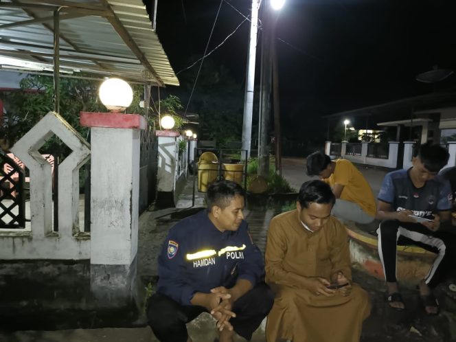 
 Antisipasi Gangguan Keamanan, Bhabinkamtibmas Kelurahan Waetuo Bripka Hamdan Aktif Sambang