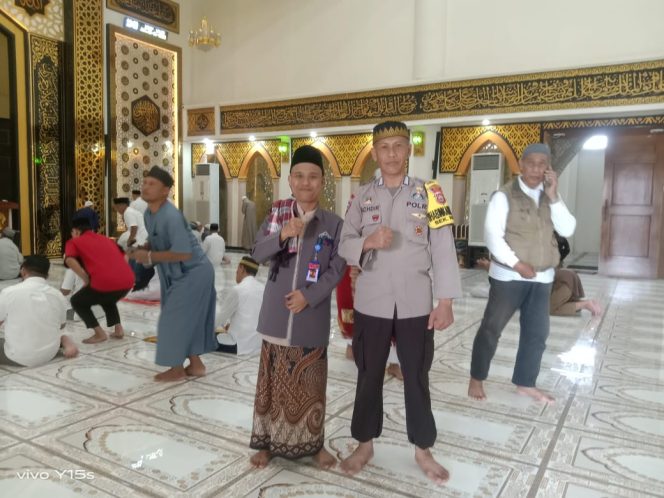 
 Bhabinkamtibmas Kelurahan Jeppe’e Dampingi Da’i Mitra Polri di Masjid Songkok Recca