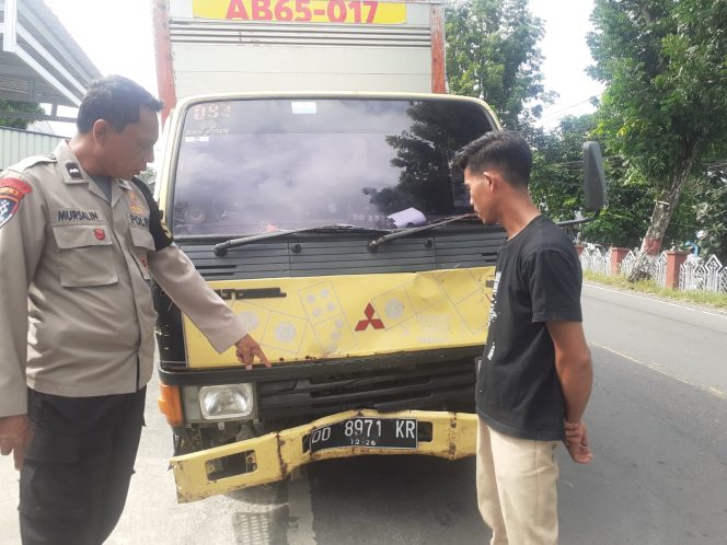 
 Personil Polsek Ulaweng Datangi TKP Laka Lantas Di Sangkae Kelurahan Cinnong