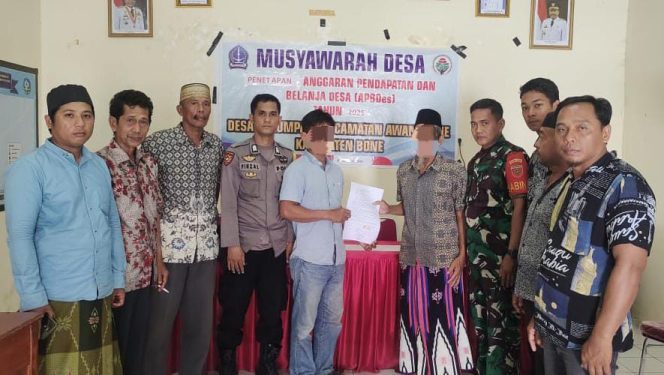 
 Bhabinkamtibmas dan Babinsa Awangpone Bersama Aparatur Pemerintah Desa Bulumpare Bersinergi Mediasi Kasus Penganiayaan