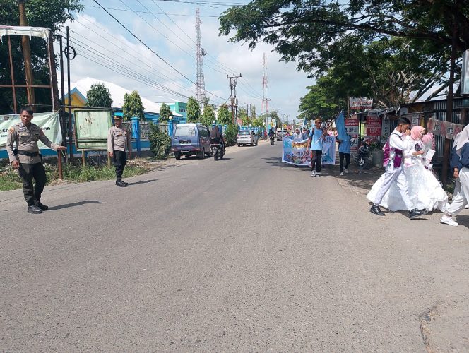 
 Wakapolsek Ajangale dan Personil Polsek Kawal Pawai Porseni SMAN 4 Bone Sekaligus PAM Arus Lalin. 