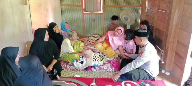 
 Wakapolsek Ajangale Ipda Syamsul Bahri Sambangi Rumah Duka di Desa Pattiro. 