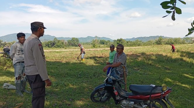 
 Bhabinkamtibmas Polsek Ponre Kunjungi Warga di Kebun, Eratkan Hubungan Polisi dan Masyarakat