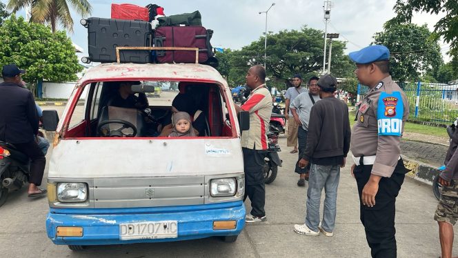 
 Dampingi Karyawan Kapal, Personil Polsek Lakukan Pemeriksaan Kendaraan 