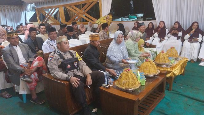 
 Bhabinkamtibmas Polsek Ponre hadiri hajatan warga desa binaannya,’ wujud kedekatan dengan masyarakat