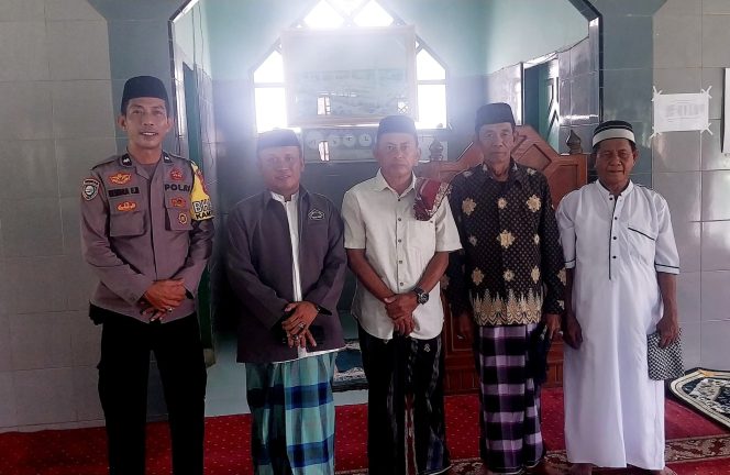 
 Bhabinkamtibmas Polsek Mare Polres Bone, Mendampingi Da’i Mitra Polri Dalam Safari Kamtibmas