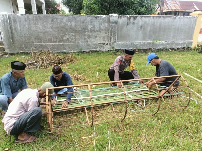 
 Personil Polsek Cenrana Melayat Ke Rumah Warga Yang Berduka