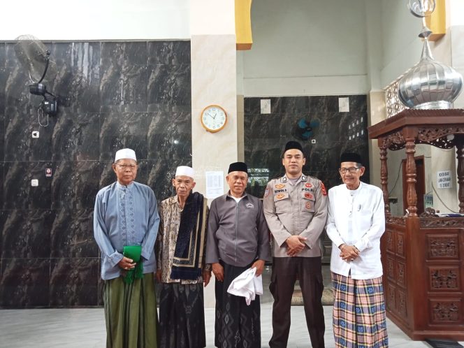 
 Panit 2 Binmas Polsek Tanete Riattang Dampingi Safari Kamtibmas di Masjid Al Qadar