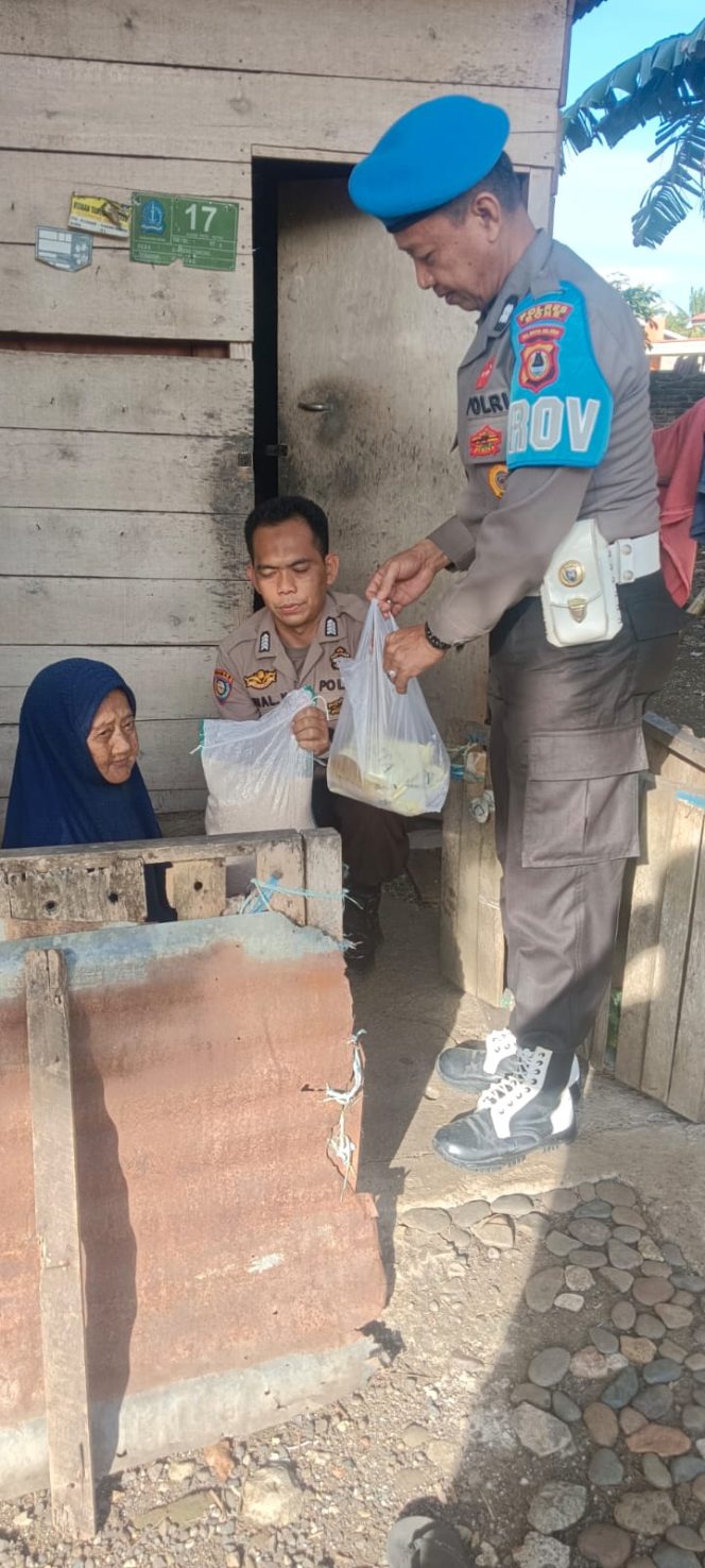 
 Bhabinkamtibmas Polsek Ulaweng Beri Bantuan Sembako kepada Warga Kurang Mampu