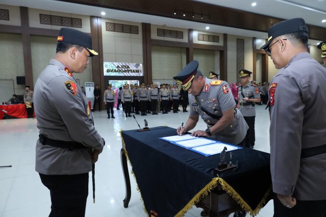 
 Kapolda Sulsel Pimpin Serah Terima Jabatan dan Kenal Pamit Kapolrestabes Makassar dan Kapolres Soppeng