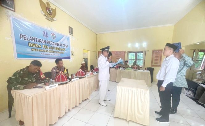 
 Bhabinkamtibmas Polsek Mare Polres Bone, Hadiri Pelantikan Dan Pengambilan Sumpah Kaur Keuangan Desa Tellu Boccoe