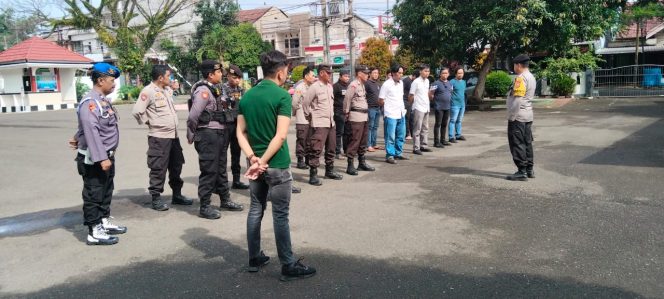 
 Personel Polsek Tanete Riattang Amankan Sidang Kasus Pembunuhan di Pengadilan Negeri Watampone