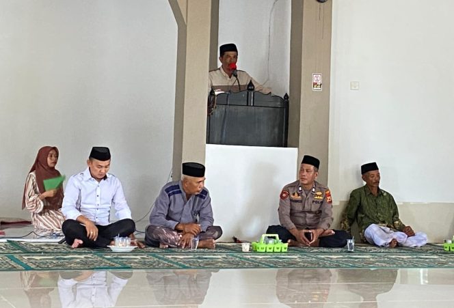 
 Bhabinkamtibmas Polsek Awangpone  Menghadiri Peringatan Isra Mi’raj di Masjid Jami Syuhada Desa Mappalo Ulaweng 