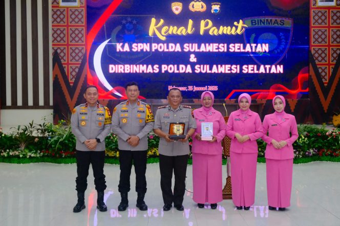 
 Kapolda Sulsel Pimpin Upacara Pelantikan Dirbinmas dan Serah Terima Jabatan Ka SPN Polda Sulsel