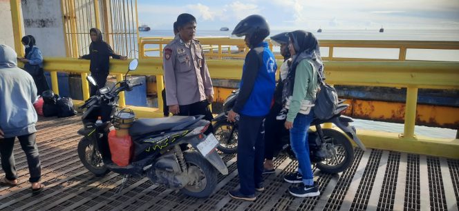 
 Di Rumpdoor Kapal Ferry, Personil Lakukan Pengamanan Dan Pelayanan Saat Keberangkatan Kapal