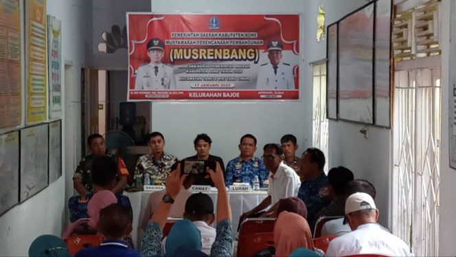 
 Dukung Pembangunan, Bhabinkamtibmas Polsek Tanete Riattang Aktif Hadiri Musrenbang