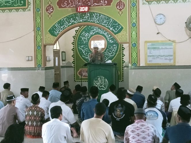 
 *Kapolsek Palakka Iptu Bahar Laksanakan Sholat Jumat di Masjid Nurul Haq Desa Tirong, Sampaikan Pesan Kamtibmas*  Palakka, 17 Januari 2025 – Kapolsek Palakka, Iptu Bahar, melaksanakan ibadah Sholat Jumat bersama masyarakat di Masjid Nurul Haq, Desa Tirong. Kehadiran beliau tidak hanya untuk beribadah, tetapi juga sebagai upaya mendekatkan diri dengan masyarakat serta menyampaikan pesan-pesan Kamtibmas (Keamanan dan Ketertiban Masyarakat).  Dalam kesempatan tersebut, Iptu Bahar mengajak seluruh jamaah untuk senantiasa menjaga kerukunan dan keamanan lingkungan. Beliau menekankan pentingnya peran aktif masyarakat dalam menciptakan situasi yang aman dan kondusif di Desa Tirong dan sekitarnya.  “Kami mengimbau kepada masyarakat untuk bersama-sama menjaga keamanan di lingkungan masing-masing. Apabila ada hal-hal yang mencurigakan, segera laporkan kepada pihak kepolisian agar bisa segera ditindaklanjuti,” ujar Iptu Bahar.  Selain itu, beliau juga mengingatkan pentingnya bijak dalam menggunakan media sosial. Di era digital saat ini, penyebaran berita bohong atau hoaks dapat memicu keresahan di tengah masyarakat. Oleh karena itu, masyarakat diharapkan dapat menyaring informasi sebelum membagikannya.  Tidak lupa, Iptu Bahar juga mengajak masyarakat untuk menjauhi segala bentuk tindakan kriminal, seperti penyalahgunaan narkoba, pencurian, dan tindak kekerasan. Beliau mengajak seluruh elemen masyarakat untuk bersama-sama mendukung program Polri dalam menciptakan lingkungan yang aman, nyaman, dan damai.  Kehadiran Kapolsek Palakka di tengah-tengah masyarakat Desa Tirong mendapat sambutan hangat dari para jamaah. Masyarakat merasa lebih dekat dengan pihak kepolisian dan semakin sadar akan pentingnya menjaga keamanan bersama.  Dengan silaturahmi yang terjalin erat antara aparat kepolisian dan masyarakat, diharapkan Desa Tirong dapat menjadi contoh desa yang aman dan harmonis.  “Polisi dan masyarakat adalah mitra dalam menjaga keamanan. Mari kita jaga bersama lingkungan kita agar tetap kondusif,” tutup Iptu Bahar.