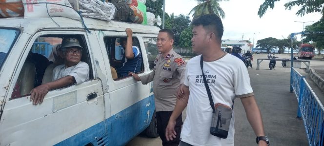 
 Dampingi Karyawan Kapal, Personil Polsek Lakukan Pemeriksaan Kendaraan