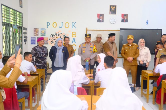 
 Kapolda Sulsel Bersama Pj Gubernur Pantau Pemberian Makan Siang Gratis Bergizi di SMAN 9 Jeneponto