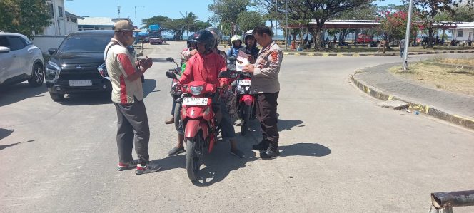 
 Dampingi Karyawan Kapal, Personil Polsek Lakukan Pemeriksaan Kendaraan 