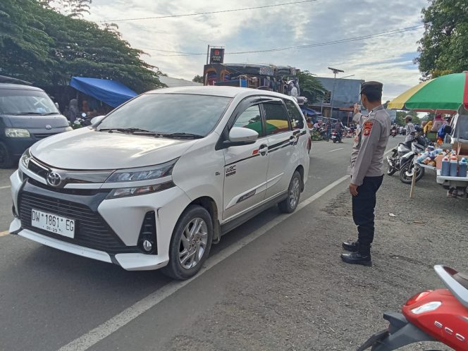 
 Personil Polsek Awangpone Laksanakan Pengamanan di Pasar Paccing untuk Kelancaran Lalu Lintas dan Keamanan