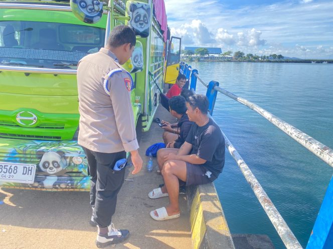 
 Temui Sopir Truck, Edukasi dan Beri  Himbauan Kamtibmas