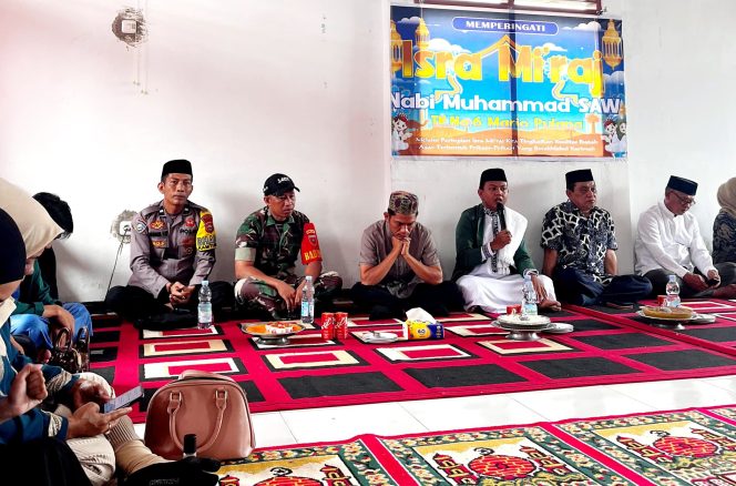 
 Bhabinkamtibmas Polsek Mare Polres Bone, Hadiri Peringatan Isra Miraj Nabi Besar Muhammad SAW 1446 Hijriah