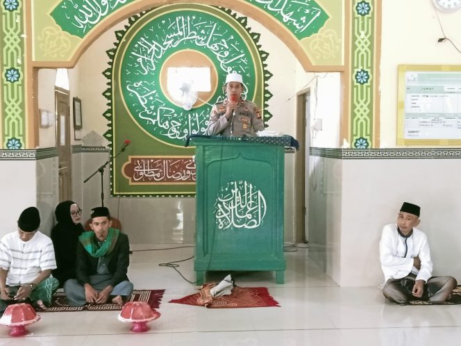 
 Hadiri Undangan Isra Mi’raj di Masjid Assiyad Desa Cinennung, Kapolsek Palakka Iptu Bahar Sampaikan Pesan Kamtibmas